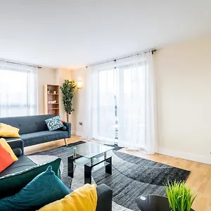  Apartment Spacious City 2 Bed, 2 Bath, Free Parking & Wifi